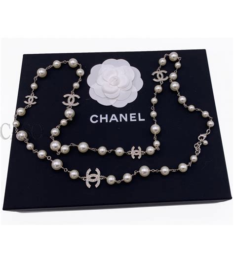 Collana lunga Chanel 5 Silver CC con cristalli e perle finte 